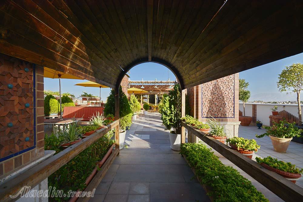 رستوران هتل 3 ستاره ارگ شیراز | علاءالدین تراول