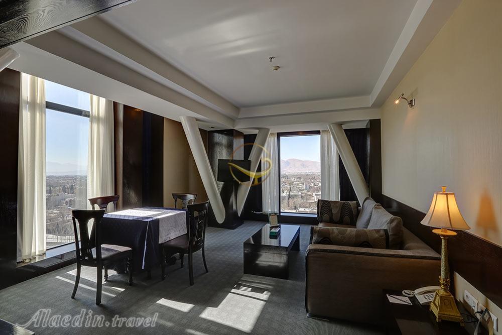 فضای نشیمن سوئیت هتل 5 ستاره چمران شیراز | علاءالدین تراول