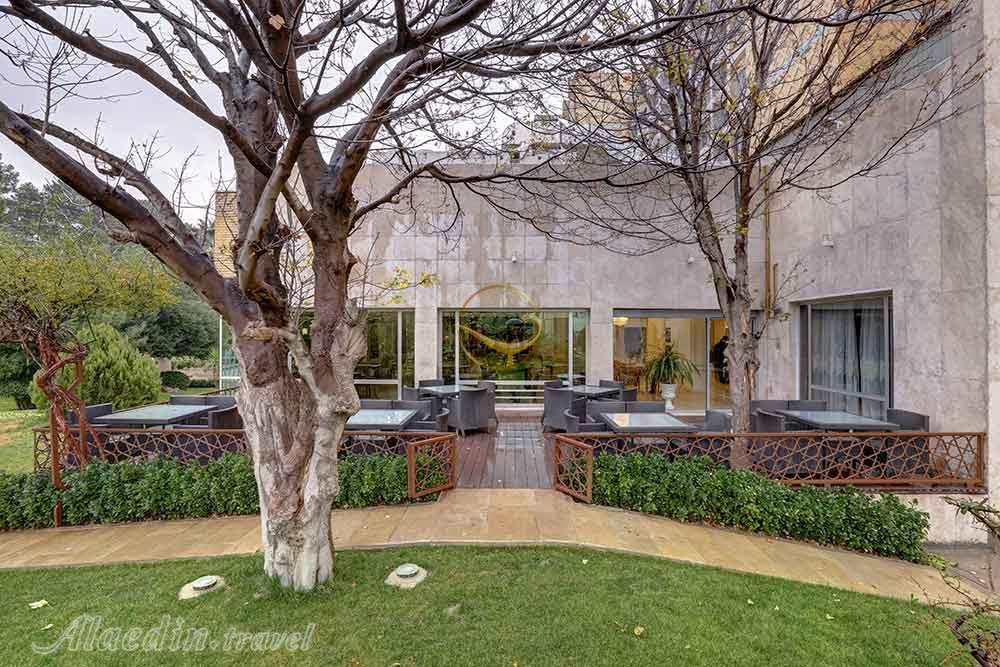 کافی شاپ فضای باز هتل 5 ستاره هما شیراز | علاءالدین تراول