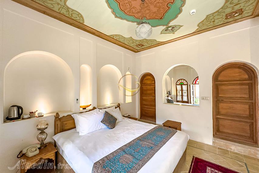 بوتیک هتل ایرانمهر شیراز | علاالدین تراول