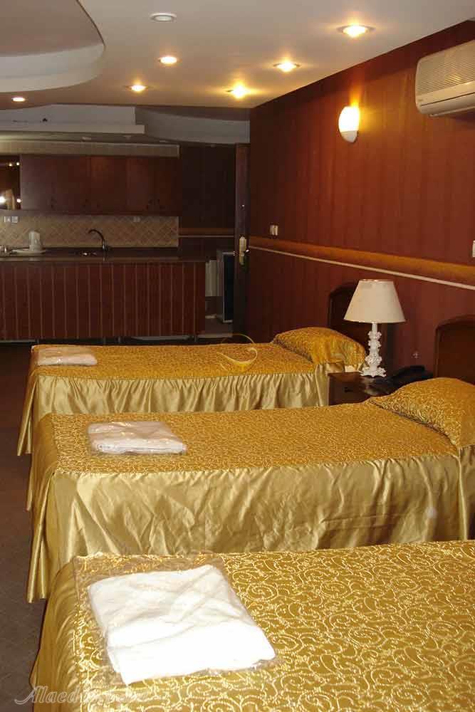 اتاق سه تخته هتل آپارتمان 4 ستاره جام جم شیراز | علاءالدین تراول