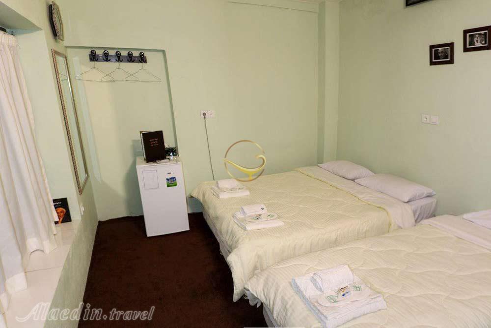 اتاق چهار تخته اقامتگاه بومگردی خانه باغ ایرانی شیراز | علاءالدین تراول