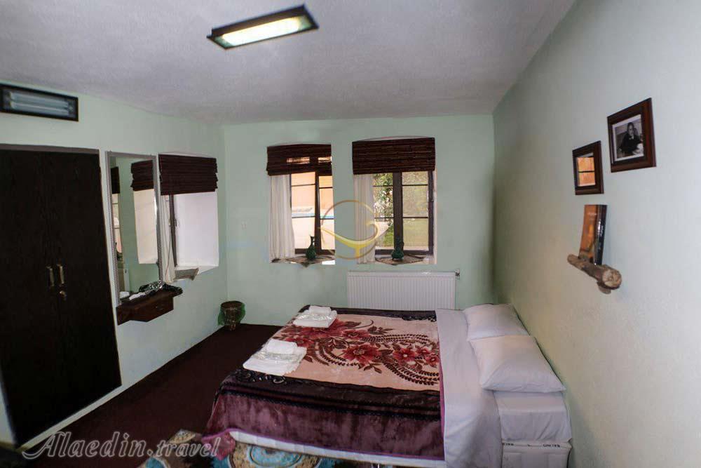 اتاق دو تخته دبل اقامتگاه بومگردی خانه باغ ایرانی شیراز | علاءالدین تراول