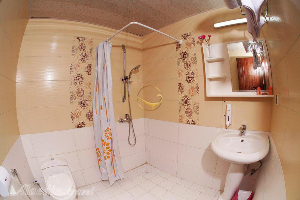 سرویس بهداشتی و حمام هتل نصیرالماک شیراز | علاءالدین تراول