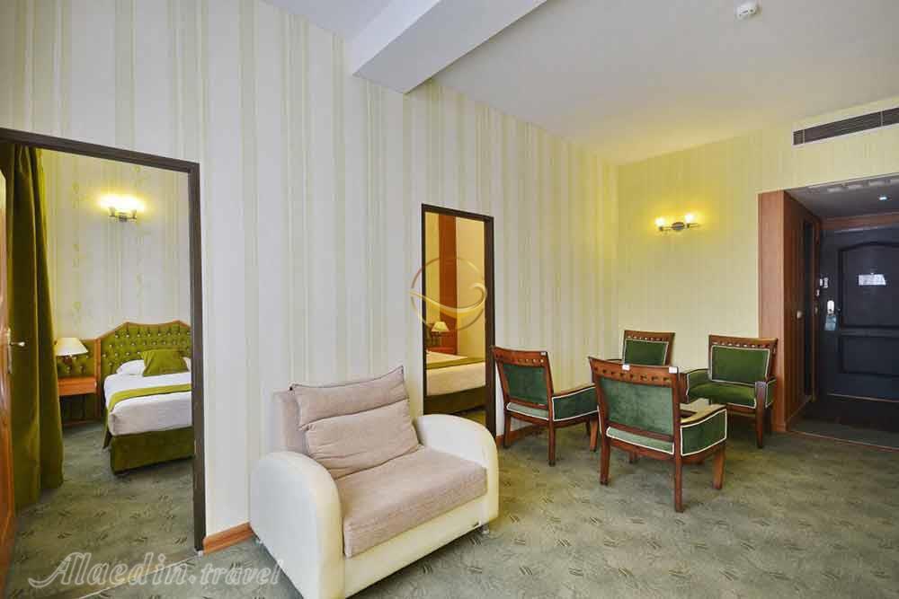 سوئیت چهار نفره هتل پارک 4 ستاره سعدی شیرازرستوران هتل 4 ستاره پارسه شیراز | علاءالدین تراول