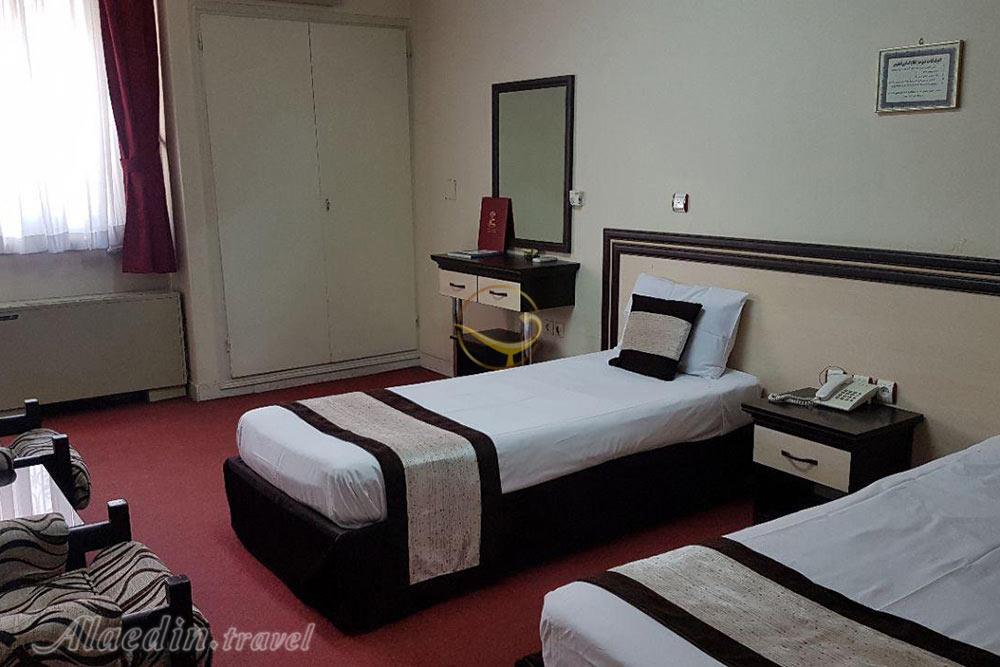 اتاق دو تخته تویین هتل صدرا شیراز | علاءالدین تراول