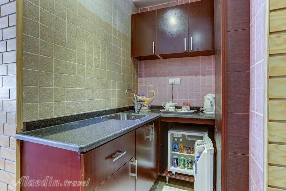 آشپز خانه سوئیت دو نفره هتل ستارگان شیراز | علاءالدین تراول