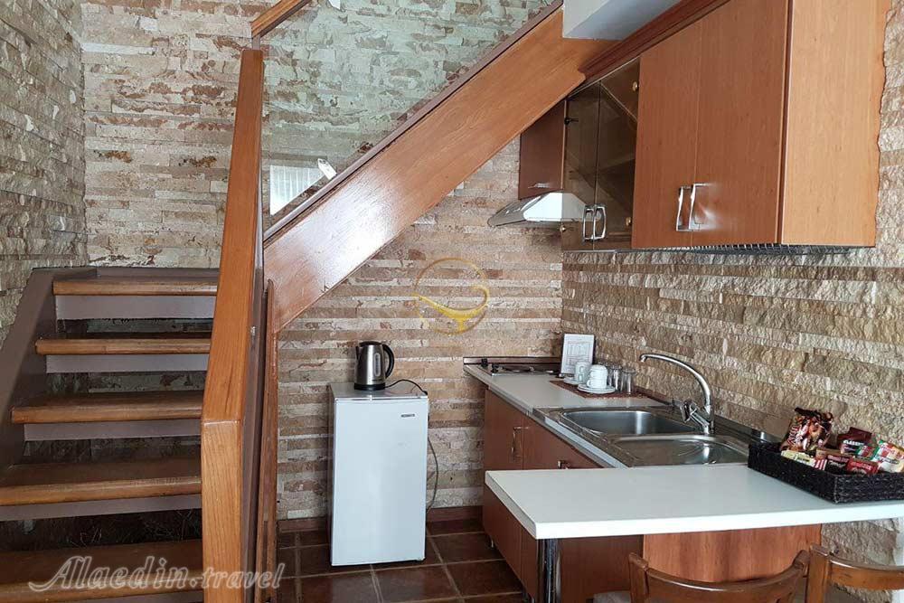 آشپزخانه سوئیت هتل 3 ستاره جهانگردی شیراز | علاءالدین تراول