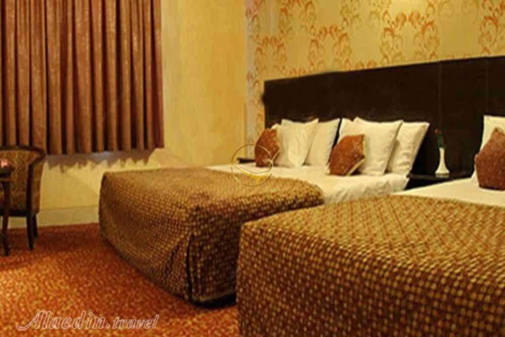 اتاق سه تخته هتل 3 ستاره باباطاهر تهران | علاءالدین تراول