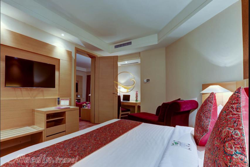 سوئیت جونیور ۲ هتل پارسیان آزادی تهران | علاالدین تراول