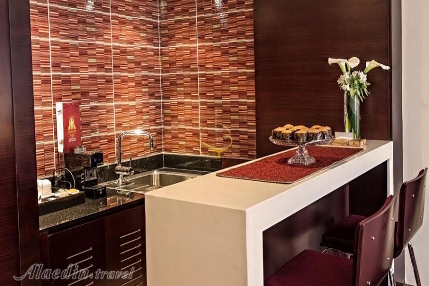 آشپزخانه سوئیت هتل پارسیان آزادی تهران | علاالدین تراول