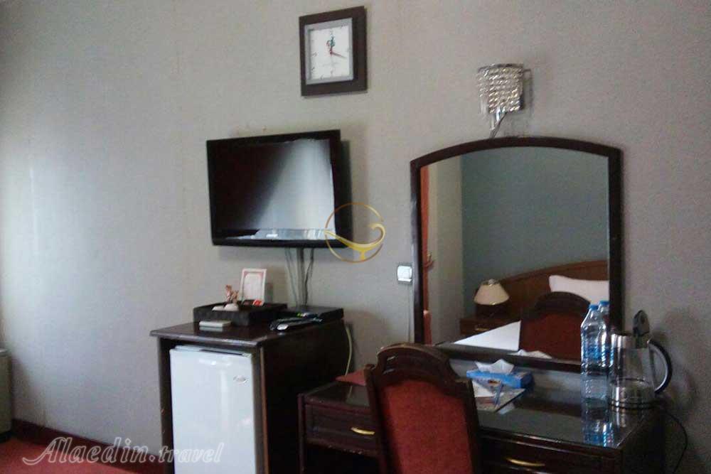 میز آرایش هتل 3 ستاره جهانگردی یزد | علاءالدین تراول