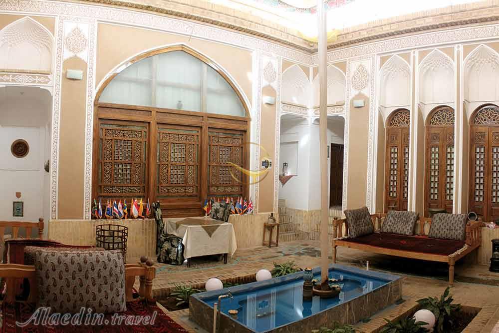 نمای بیرونی هتل سه ستاره تاریخی لب خندق یزد | علاءالدین تراول