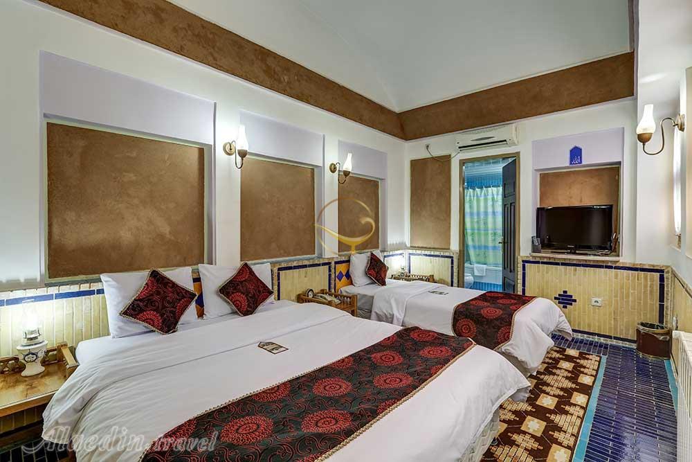 اتاق سه تخته هتل باغ 4 ستاره مشیرالممالک یزد | علاءالدین تراول