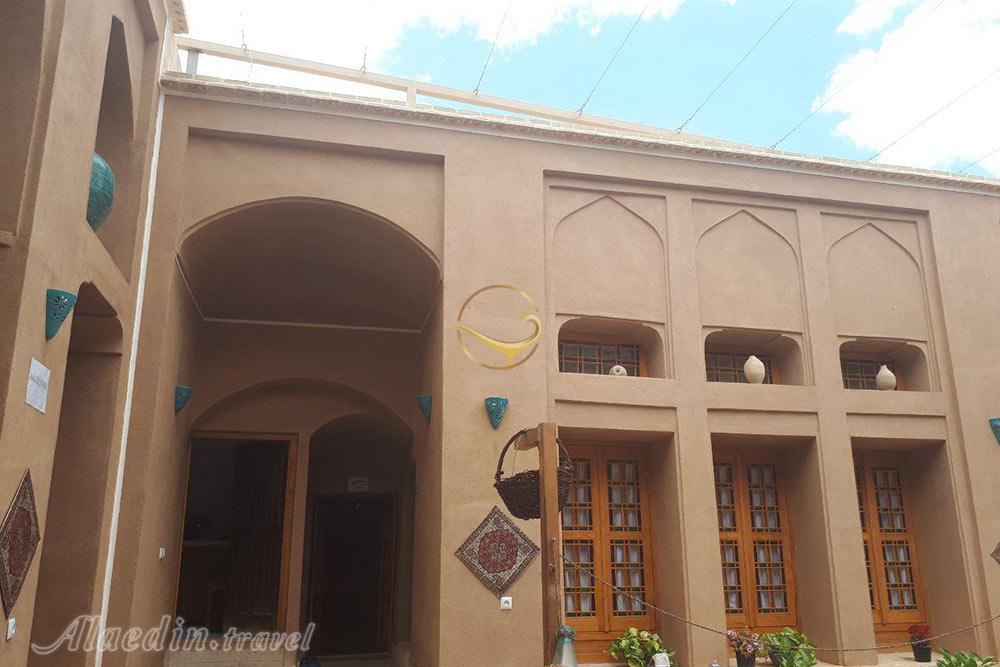 محوط بیرونی هتل سنتی شهداد یزد | علاءالدین تراول