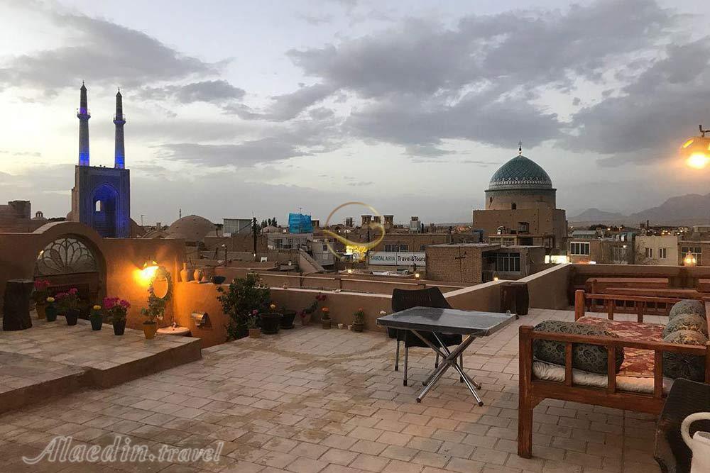 سفره خانه سنتی بام هتل سنتی شرق در یزد | علاءالدین تراول