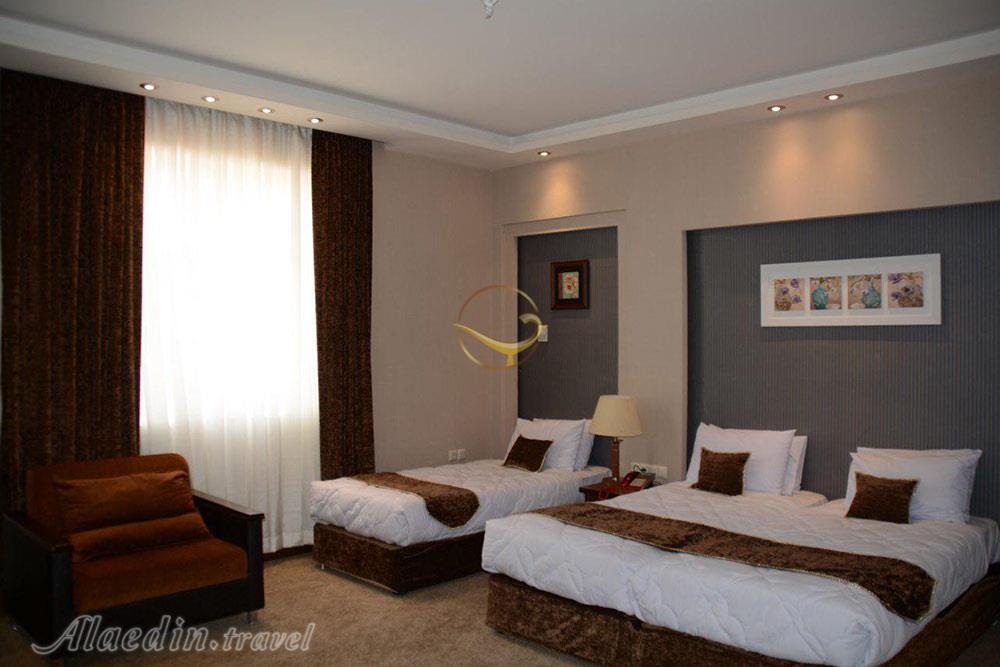 اتاق سه تخته هتل 4 ستاره زنبق یزد | علاءالدین تراول