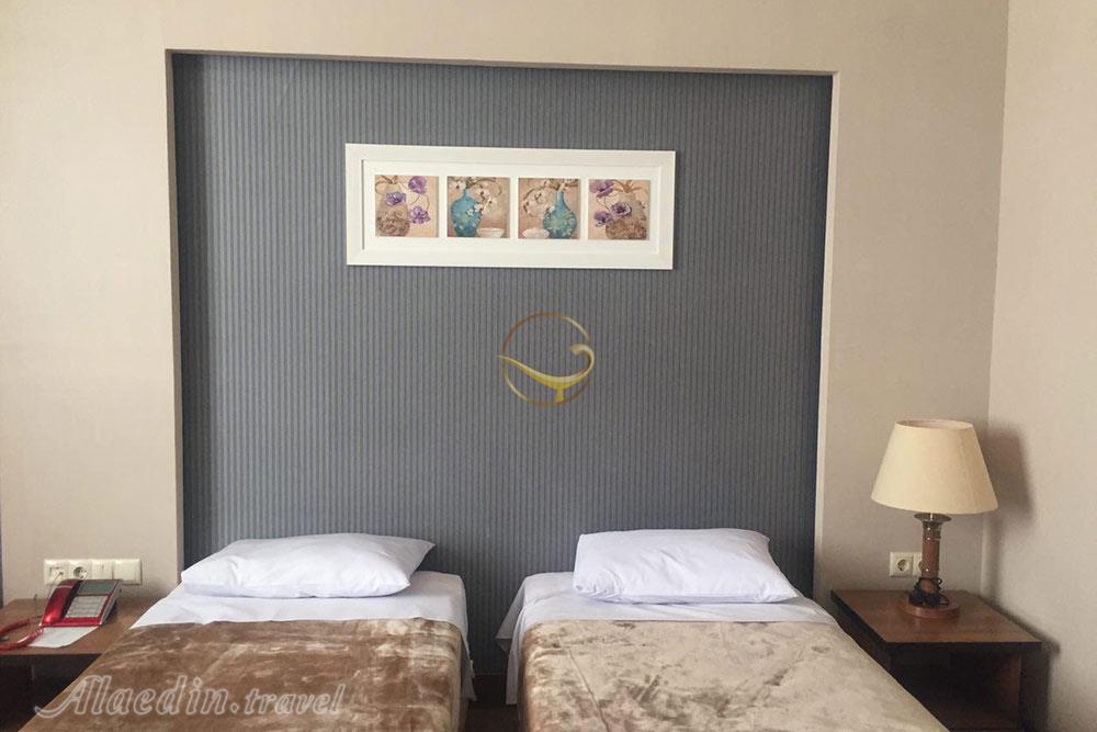 اتاق دو تخته هتل 4 ستاره زنبق یزد | علاءالدین تراول