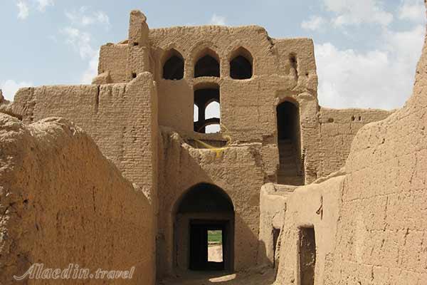 قلعه مهرپادین مهریز