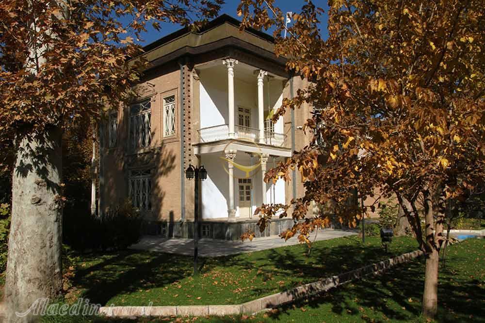 برگ ریزان پاییز در خانه تاریخی خاکباز | علاءالدین تراول