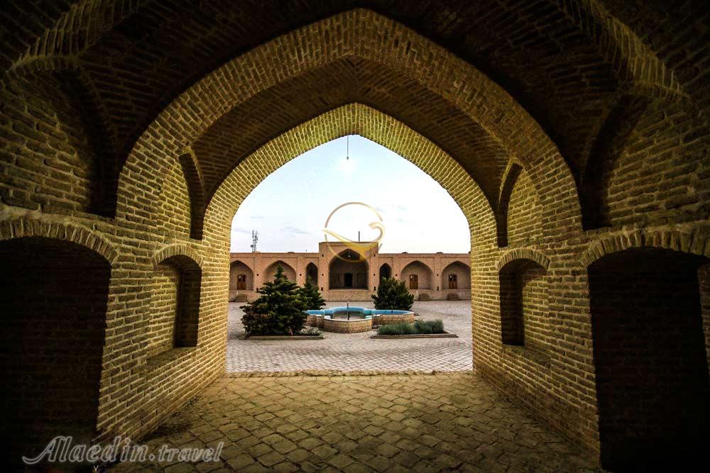 کاروانسرای ابوزید آباد در آران و بیدگل | علاءالدین تراول