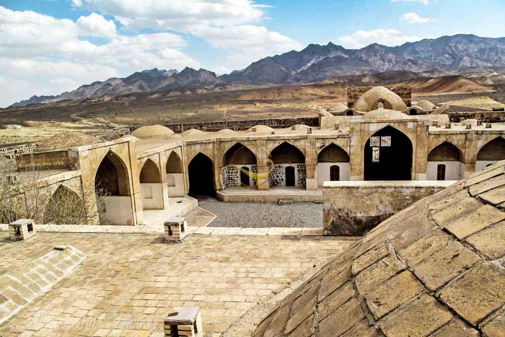 نمای بالا و حیاط کاروانسرای مرنجاب در آران و بیدگل | علاءالدین تراول