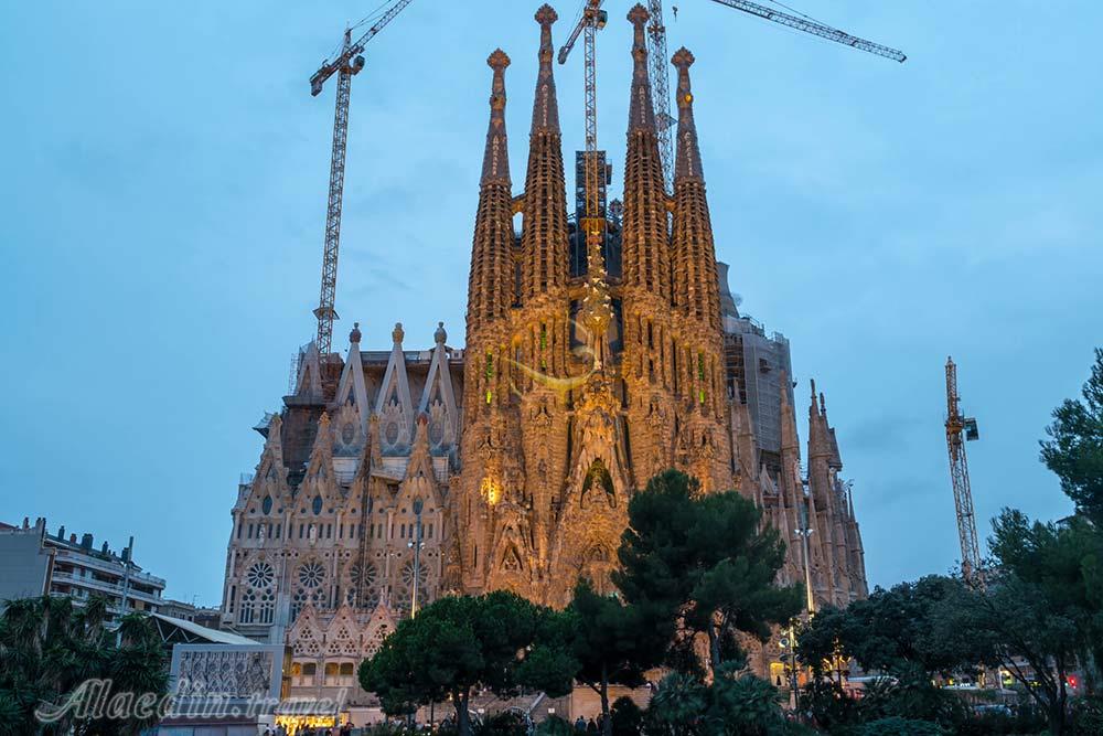 کلیسا ساگرادا فامیلیا بارسلونا - اسپانیا | علاءالدین تراول