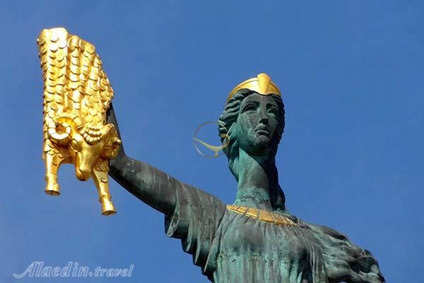 مجسمه مدیا (مدئا) در باتومی - گرجستان