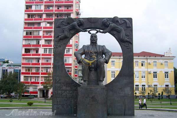 تندیس یادبود ایلیا چاوچاوادزه در باتومی - گرجستان