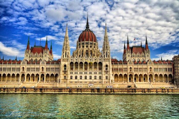 ساختمان پارلمان مجارستان در بوداپست