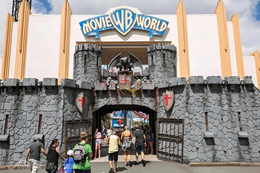 وارنر برادرز مووی ورلد گلد کوست | علاالدین تراول