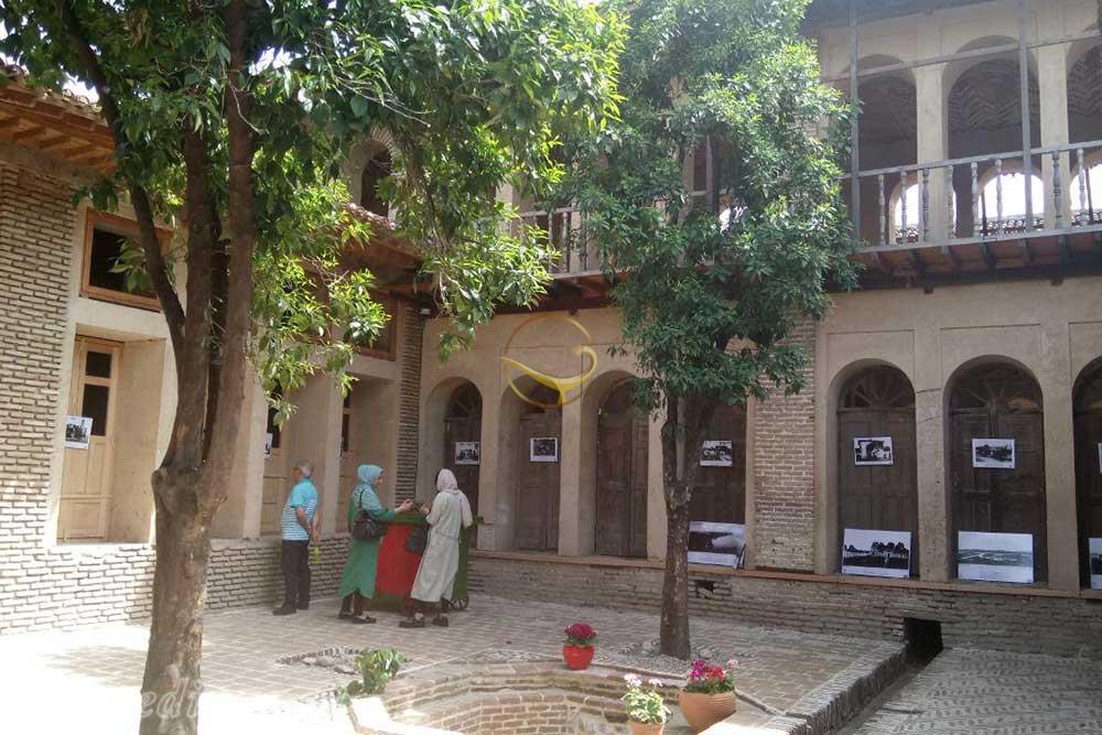 محوطه بیرونی خانه باقری ها | علاءالدین تراول