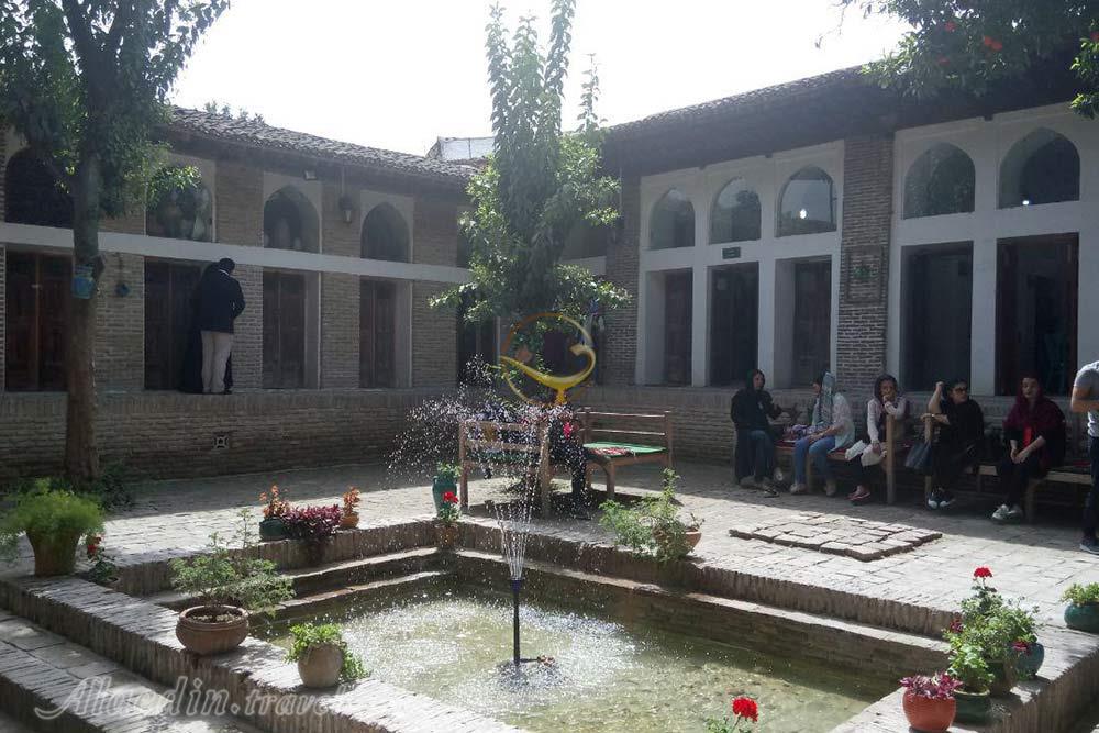 محوطه بیرونی خانه باقری ها | علاءالدین تراول