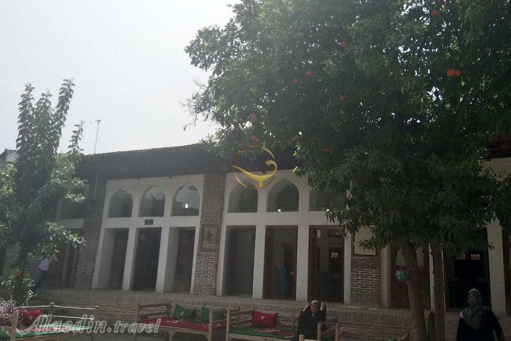 محوطه بیرونی خانه باقری ها | علاءالدین تراول