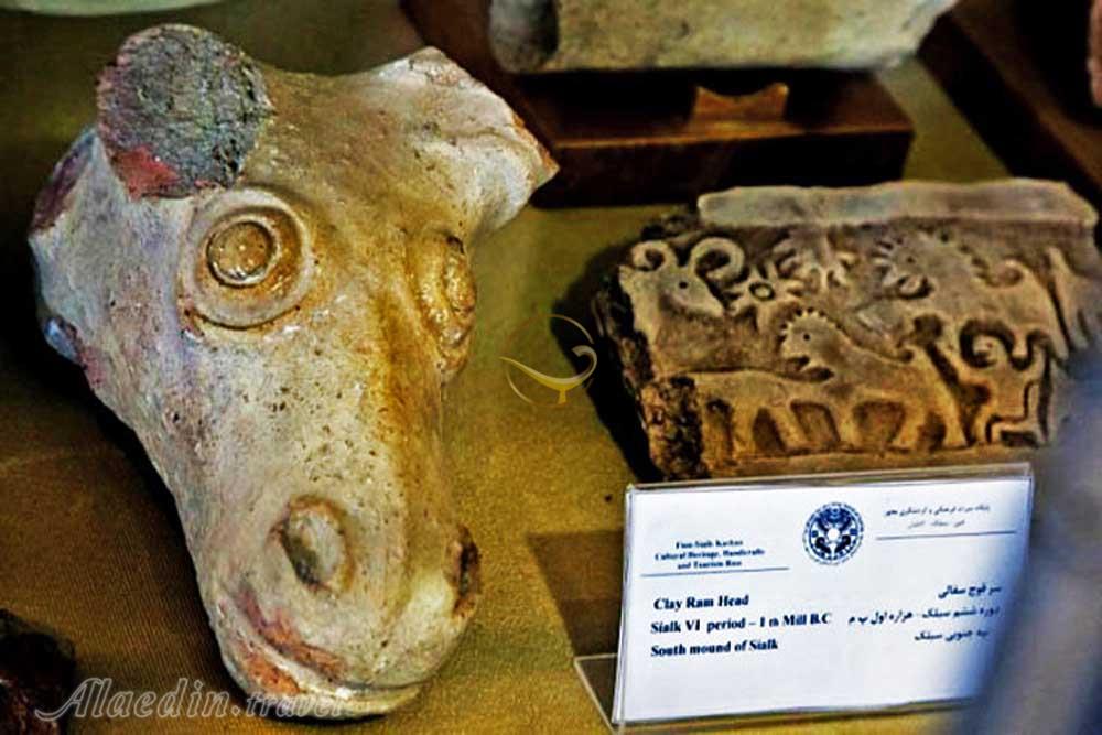 اشیاء یافت شده از تپه سیلک کاشان | علاءالدین تراول