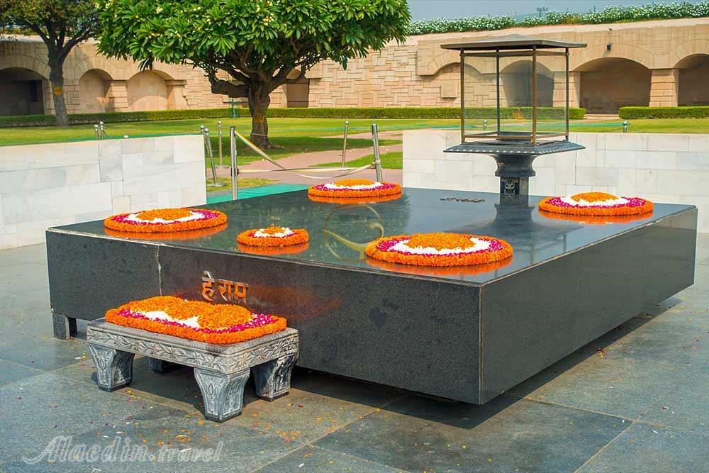 آرامگاه مهاتما گاندی در دهلی نو - هند | علاءالدین تراول