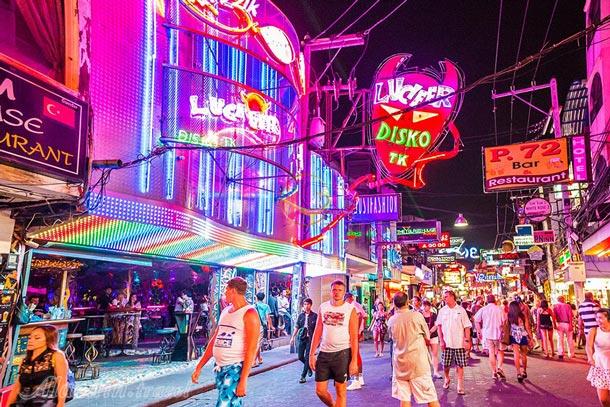 خیابان واکینگ استریت در پاتایا - تایلند