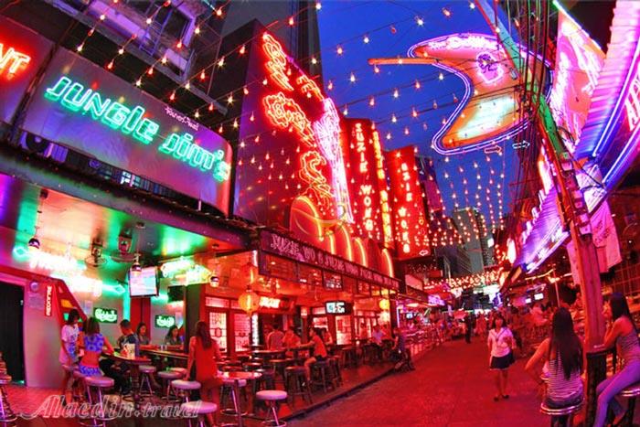 خیابان واکینگ استریت در پاتایا - تایلند