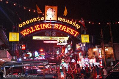 خیابان واکینگ استریت در پاتایا - تایلند