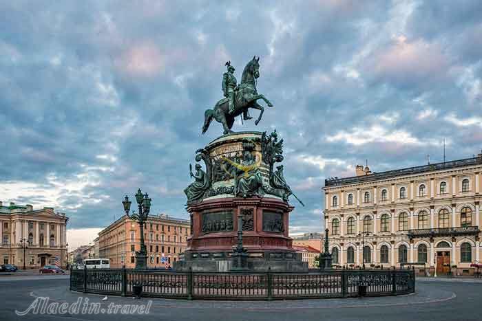 تندیس نیکولای اول (میدان نیکولای اول) سنت پترزبورگ روسیه