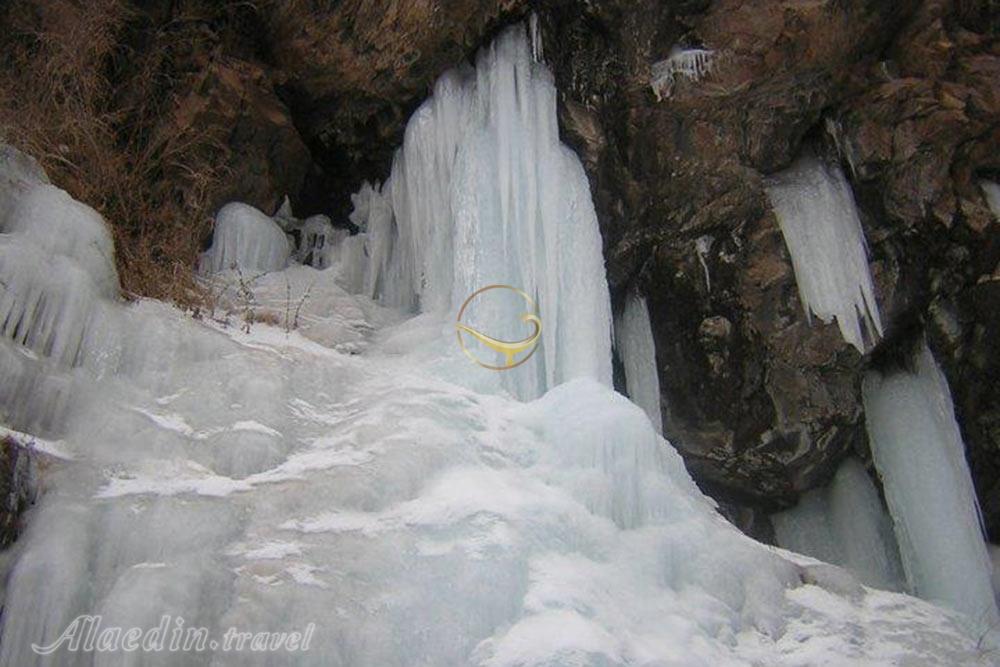 آبشار و قندیل های یخی آوستا شاهرود | علاءالدین تراول