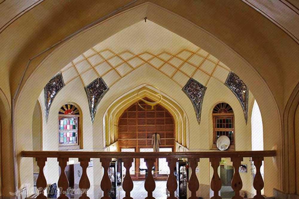 فضای داخل موزه باغ دلگشا در شیراز | علاءالدین تراول