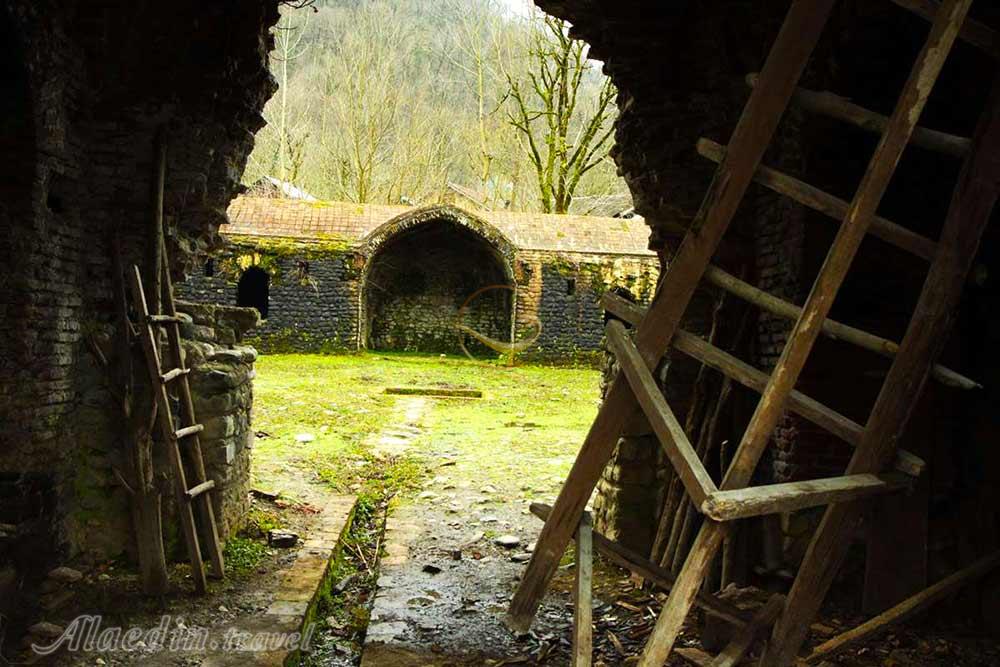 کاروانسرای سنگی تی تی سیاهکل | علاءالدین تراول