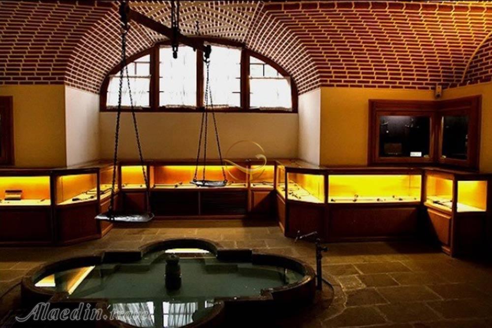 محوطه داخلی موزه سنجش تبریز | علاءالدین تراول