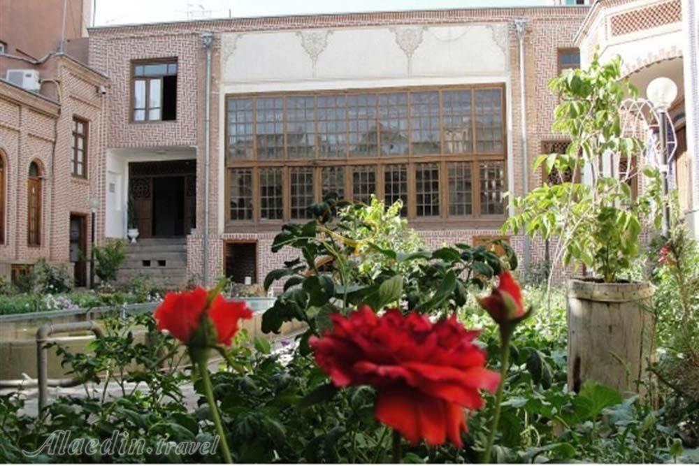 محوطه بیرونی خانه سنجش تبریز | علاءالدین تراول