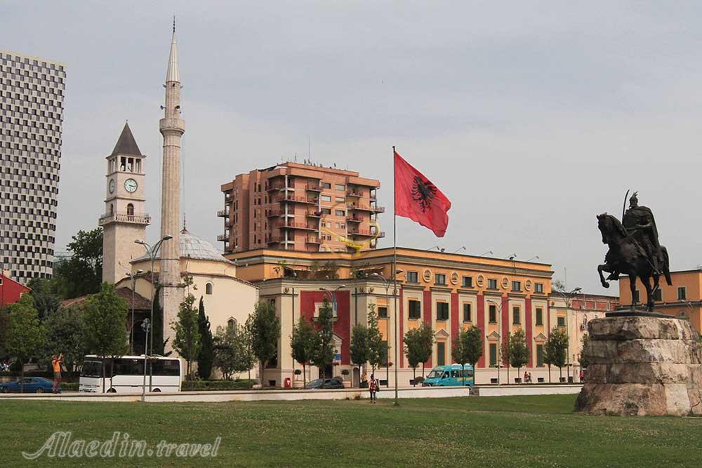 میدان اسکندربیگ در تیرانا | علاءالدین تراول