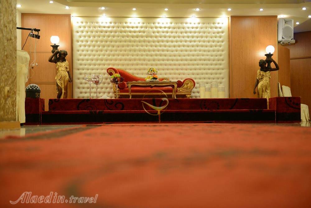 سالن فیروزه هتل نگارستان کاشان | علاءالدین تراول