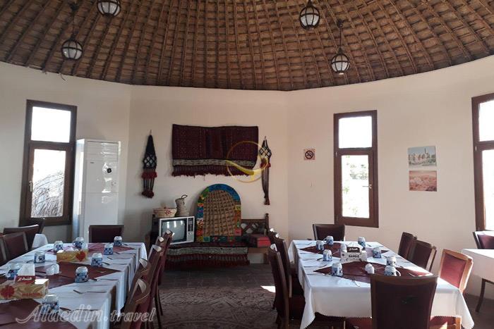 سالن کنفرانس هتل پارسیان قلعه گنج کرمان | علاءالدین تراول