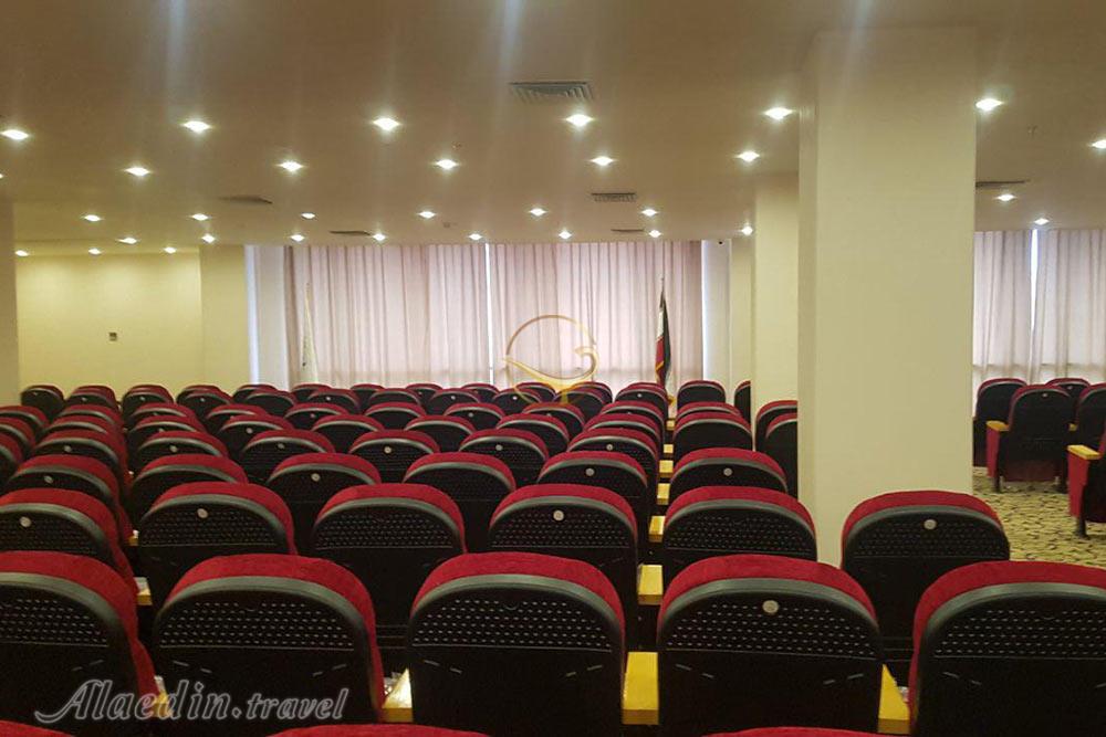 سالن آمفی تئاتر هتل میراژ کیش | علاءالدین تراول