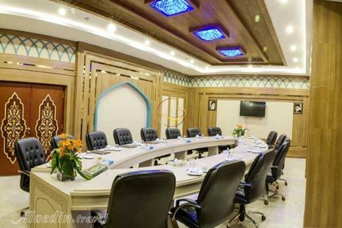 سالن جلسات فیروزه هتل مدینه الرضا مشهد